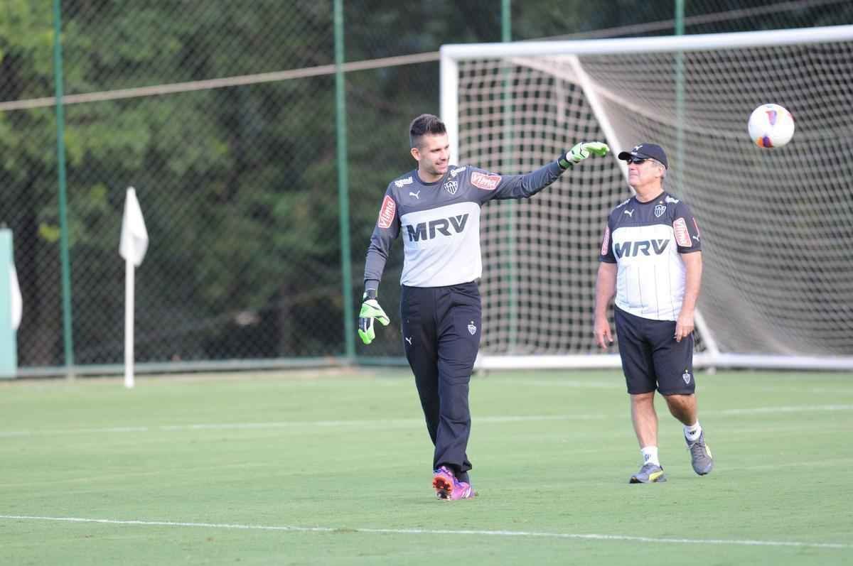 A formao do treinamento desta sexta-feira foi Victor; Carlos Csar, Tiago, Edcarlos e Emerson Conceio; Pierre, Josu, Crdenas e Carlos; Cesinha e Andr. Destaque para o atacante Andr, autor de dois gols
