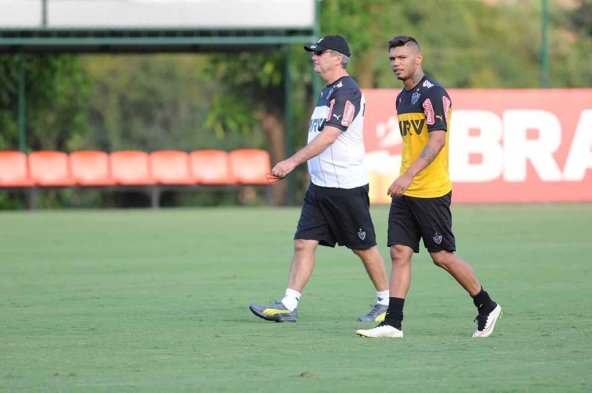 A formao do treinamento desta sexta-feira foi Victor; Carlos Csar, Tiago, Edcarlos e Emerson Conceio; Pierre, Josu, Crdenas e Carlos; Cesinha e Andr. Destaque para o atacante Andr, autor de dois gols