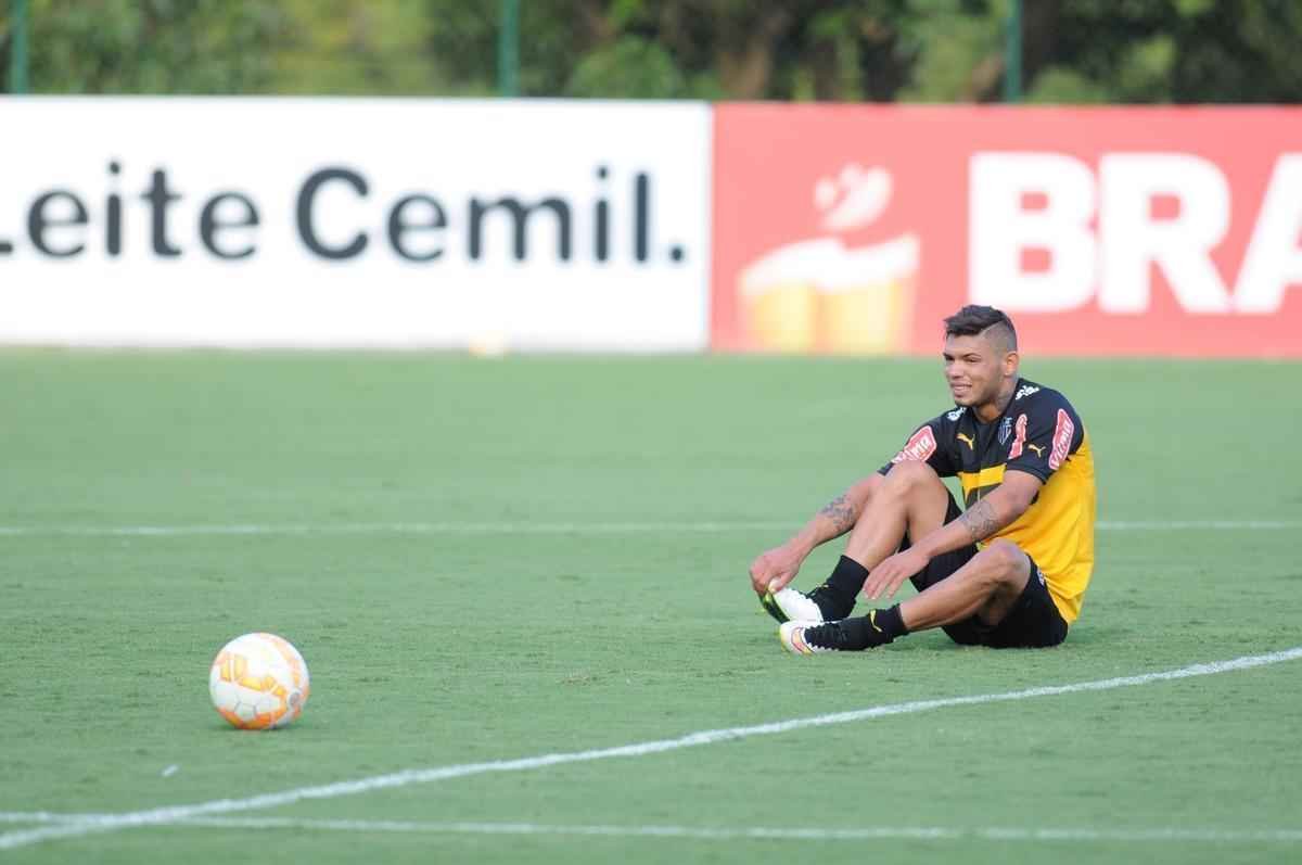A formao do treinamento desta sexta-feira foi Victor; Carlos Csar, Tiago, Edcarlos e Emerson Conceio; Pierre, Josu, Crdenas e Carlos; Cesinha e Andr. Destaque para o atacante Andr, autor de dois gols