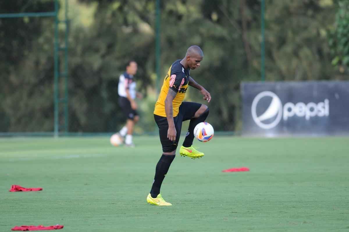 A formao do treinamento desta sexta-feira foi Victor; Carlos Csar, Tiago, Edcarlos e Emerson Conceio; Pierre, Josu, Crdenas e Carlos; Cesinha e Andr. Destaque para o atacante Andr, autor de dois gols