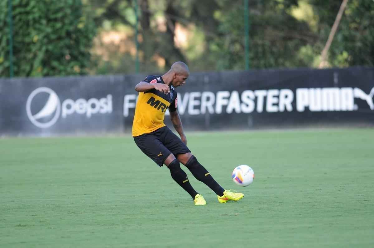 A formao do treinamento desta sexta-feira foi Victor; Carlos Csar, Tiago, Edcarlos e Emerson Conceio; Pierre, Josu, Crdenas e Carlos; Cesinha e Andr. Destaque para o atacante Andr, autor de dois gols