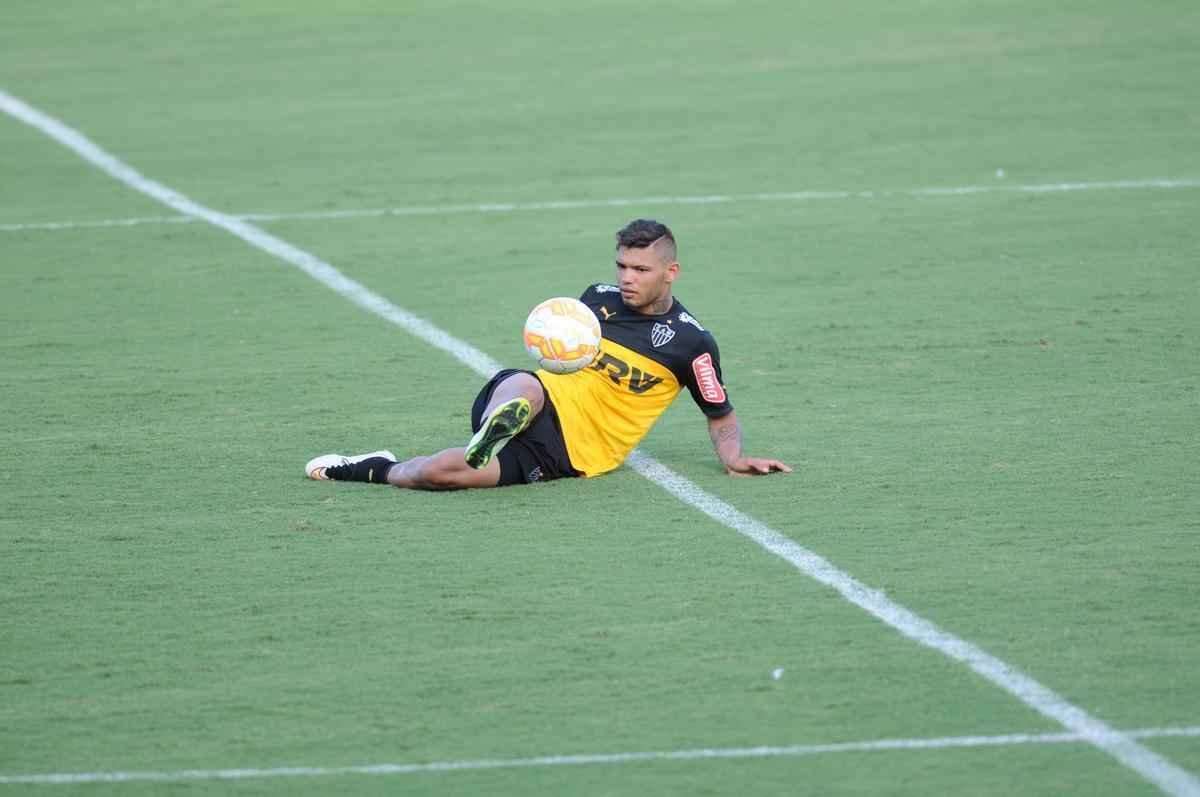 A formao do treinamento desta sexta-feira foi Victor; Carlos Csar, Tiago, Edcarlos e Emerson Conceio; Pierre, Josu, Crdenas e Carlos; Cesinha e Andr. Destaque para o atacante Andr, autor de dois gols