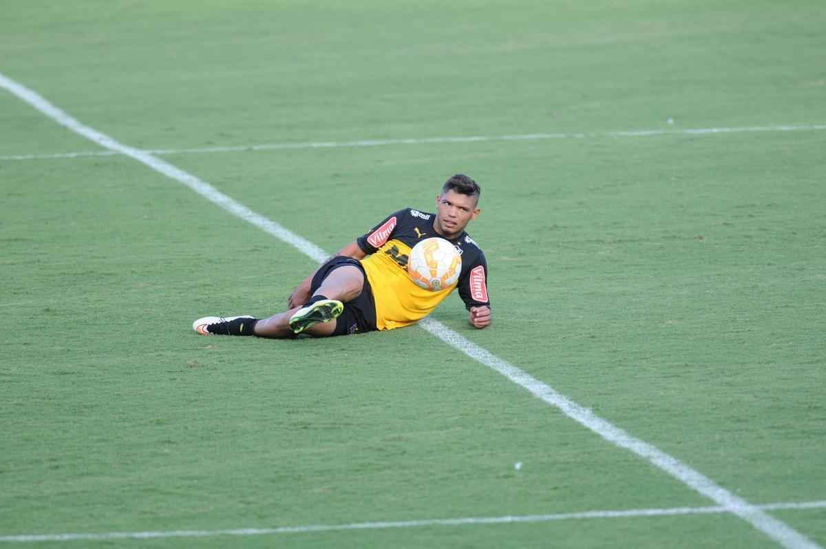 A formao do treinamento desta sexta-feira foi Victor; Carlos Csar, Tiago, Edcarlos e Emerson Conceio; Pierre, Josu, Crdenas e Carlos; Cesinha e Andr. Destaque para o atacante Andr, autor de dois gols