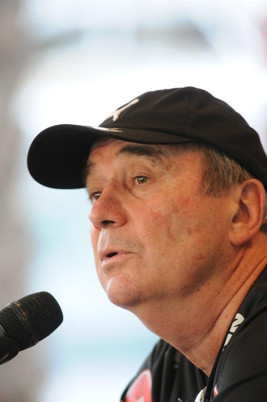 A formao do treinamento desta sexta-feira foi Victor; Carlos Csar, Tiago, Edcarlos e Emerson Conceio; Pierre, Josu, Crdenas e Carlos; Cesinha e Andr. Destaque para o atacante Andr, autor de dois gols