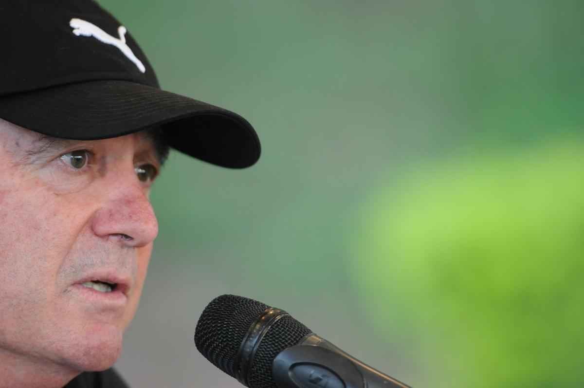 A formao do treinamento desta sexta-feira foi Victor; Carlos Csar, Tiago, Edcarlos e Emerson Conceio; Pierre, Josu, Crdenas e Carlos; Cesinha e Andr. Destaque para o atacante Andr, autor de dois gols