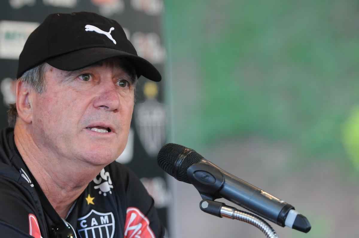 A formao do treinamento desta sexta-feira foi Victor; Carlos Csar, Tiago, Edcarlos e Emerson Conceio; Pierre, Josu, Crdenas e Carlos; Cesinha e Andr. Destaque para o atacante Andr, autor de dois gols