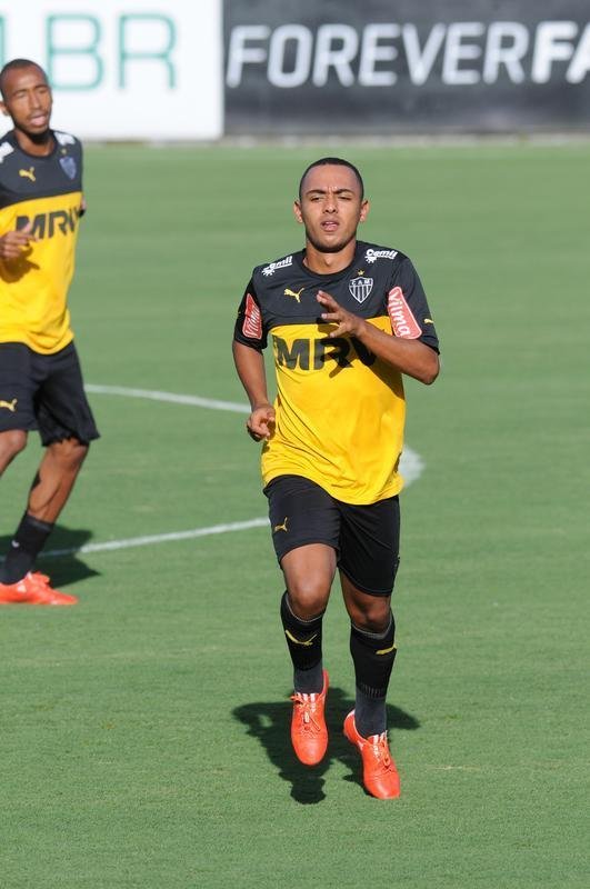 A formao do treinamento desta sexta-feira foi Victor; Carlos Csar, Tiago, Edcarlos e Emerson Conceio; Pierre, Josu, Crdenas e Carlos; Cesinha e Andr. Destaque para o atacante Andr, autor de dois gols