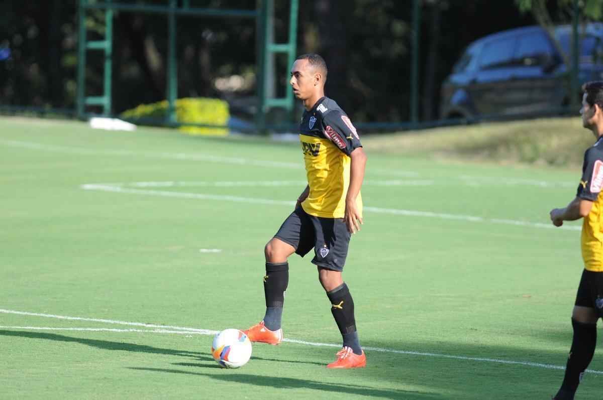 A formao do treinamento desta sexta-feira foi Victor; Carlos Csar, Tiago, Edcarlos e Emerson Conceio; Pierre, Josu, Crdenas e Carlos; Cesinha e Andr. Destaque para o atacante Andr, autor de dois gols