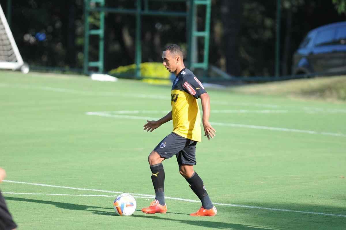 A formao do treinamento desta sexta-feira foi Victor; Carlos Csar, Tiago, Edcarlos e Emerson Conceio; Pierre, Josu, Crdenas e Carlos; Cesinha e Andr. Destaque para o atacante Andr, autor de dois gols