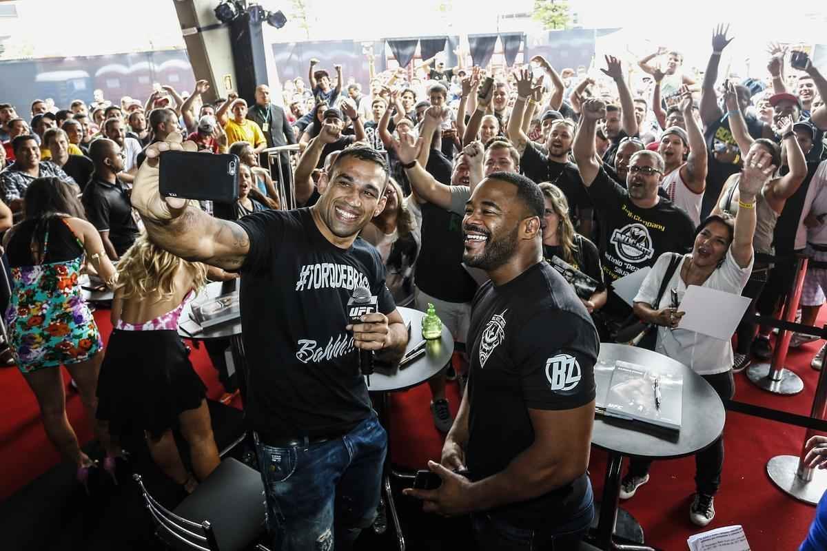 Fotos do evento realizado para os fs do UFC em Porto Alegre