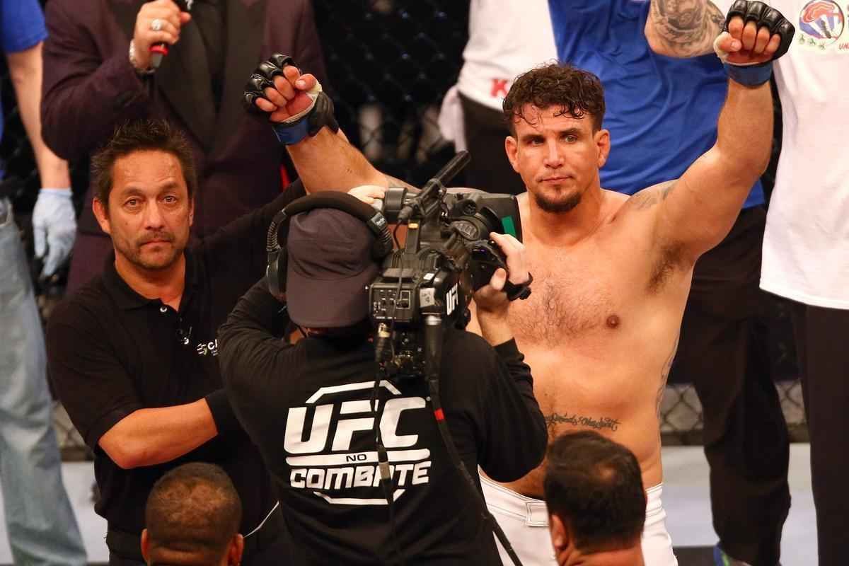 Veja imagens da derrota avassaladora de Antnio Pezo para Frank Mir