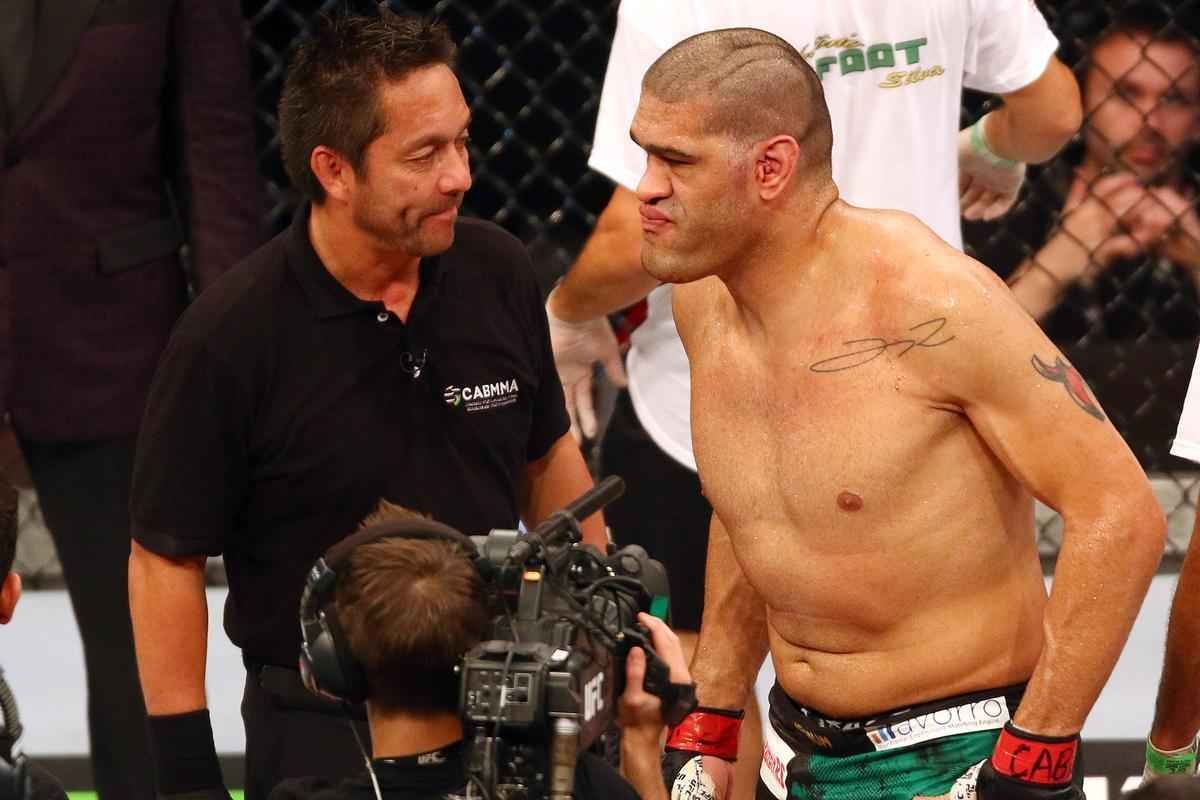 Veja imagens da derrota avassaladora de Antnio Pezo para Frank Mir