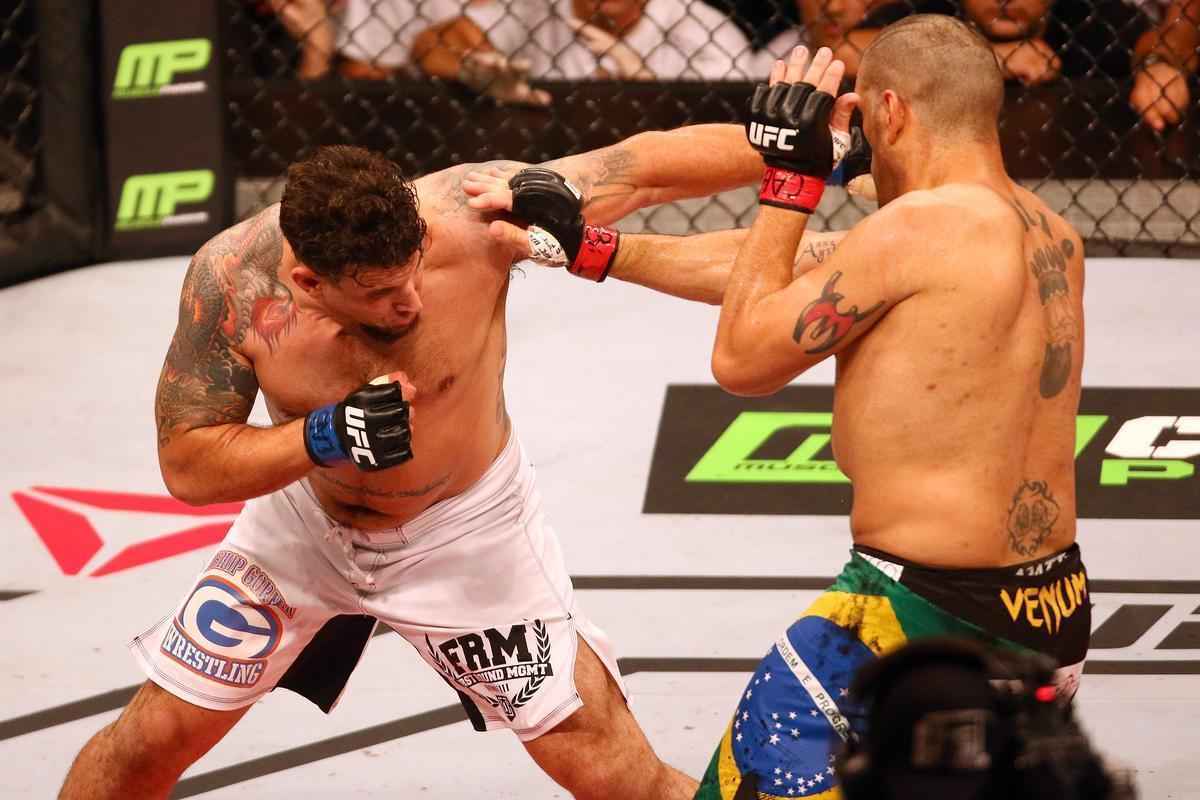 Veja imagens da derrota avassaladora de Antnio Pezo para Frank Mir