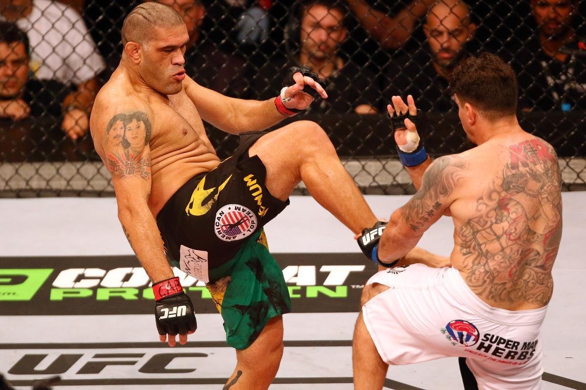 Veja imagens da derrota avassaladora de Antnio Pezo para Frank Mir