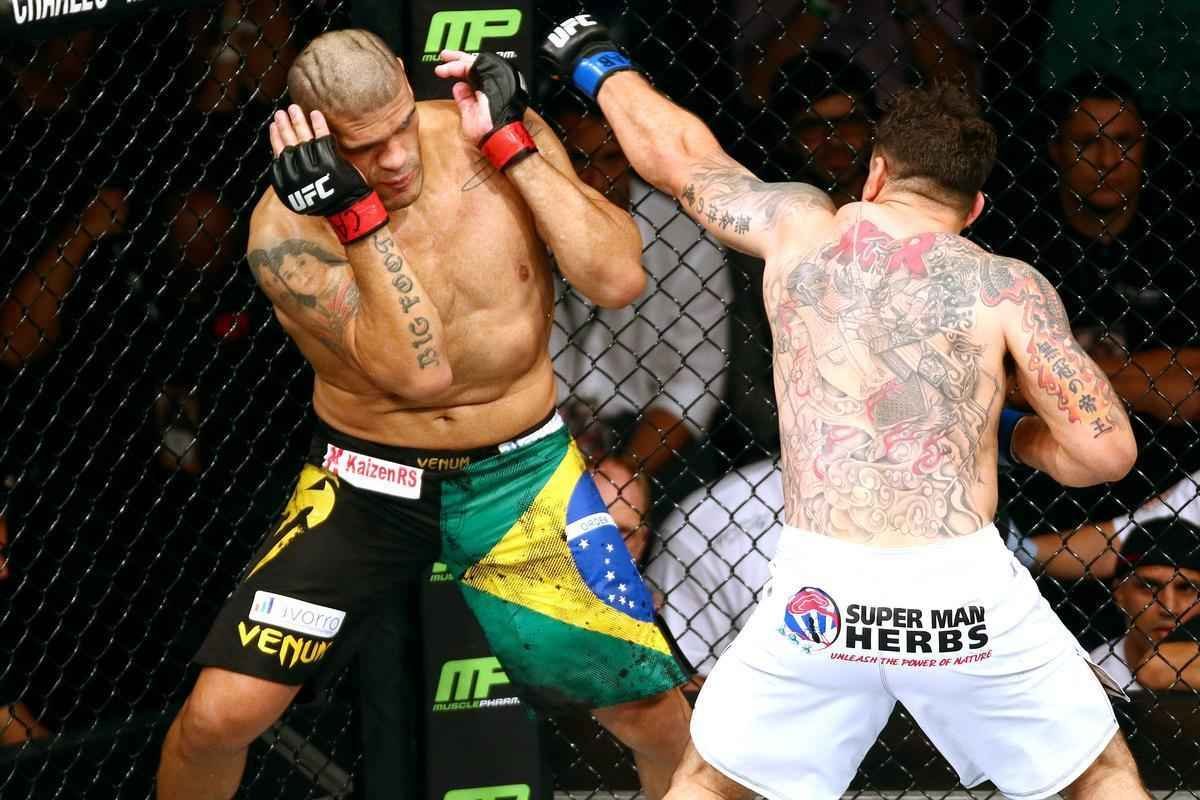 Veja imagens da derrota avassaladora de Antnio Pezo para Frank Mir