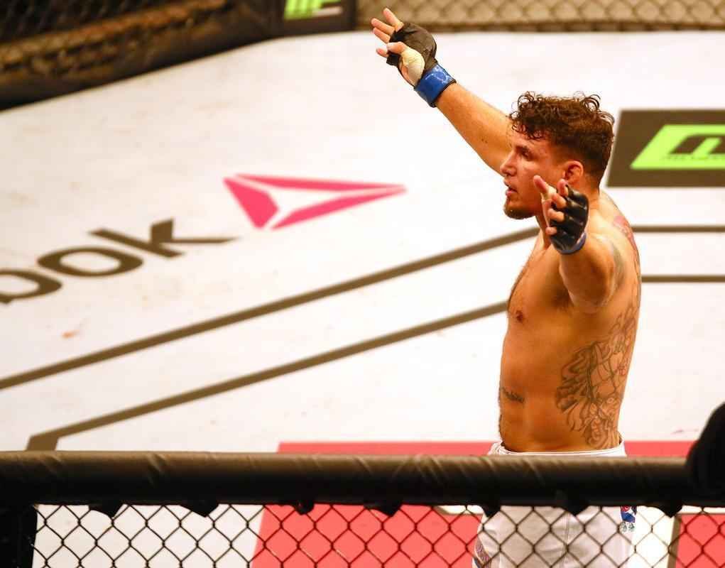 Veja imagens da derrota avassaladora de Antnio Pezo para Frank Mir