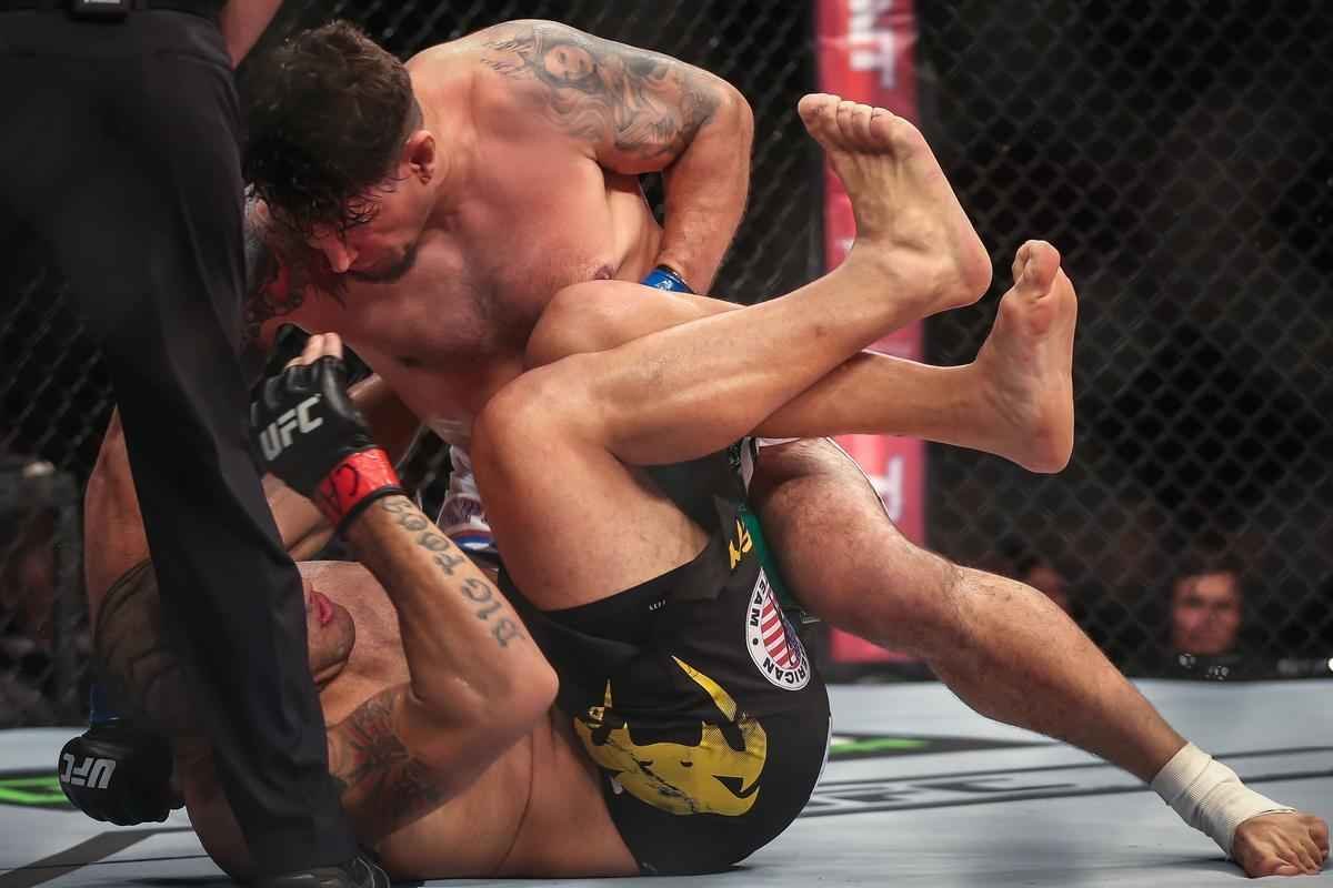 Veja imagens da derrota avassaladora de Antnio Pezo para Frank Mir