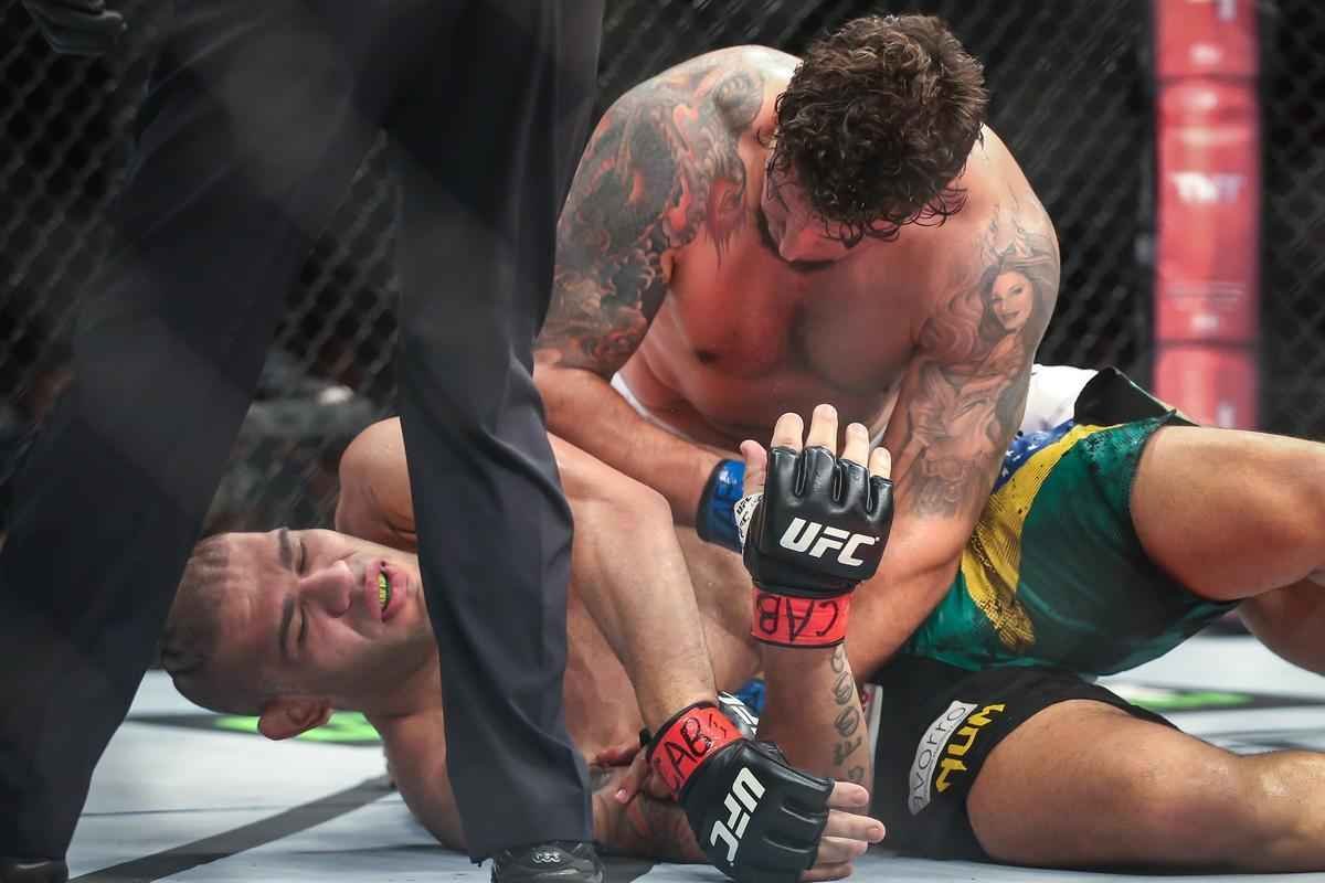 Veja imagens da derrota avassaladora de Antnio Pezo para Frank Mir