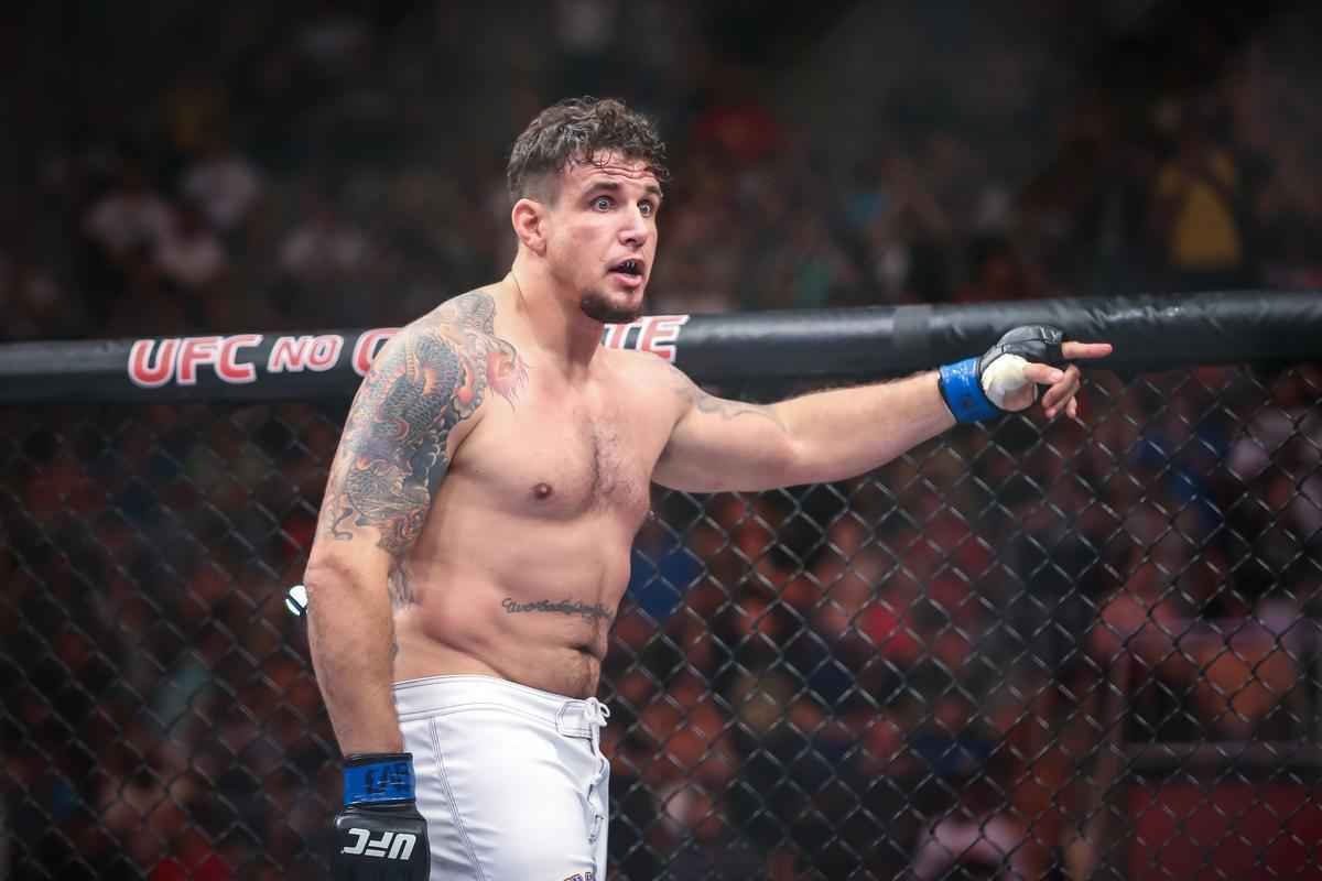 Veja imagens da derrota avassaladora de Antnio Pezo para Frank Mir