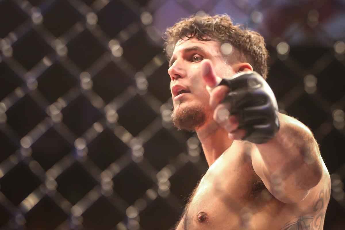 Veja imagens da derrota avassaladora de Antnio Pezo para Frank Mir