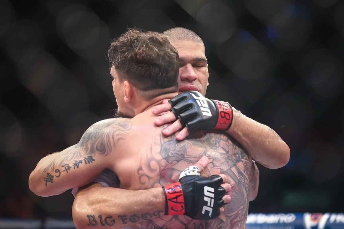 Veja imagens da derrota avassaladora de Antnio Pezo para Frank Mir