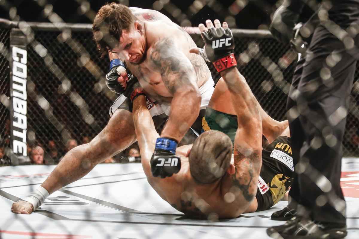 Veja imagens da derrota avassaladora de Antnio Pezo para Frank Mir