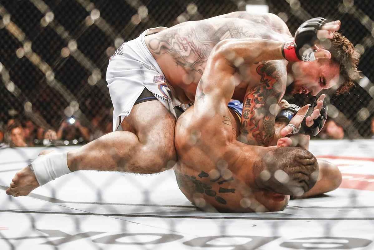 Veja imagens da derrota avassaladora de Antnio Pezo para Frank Mir