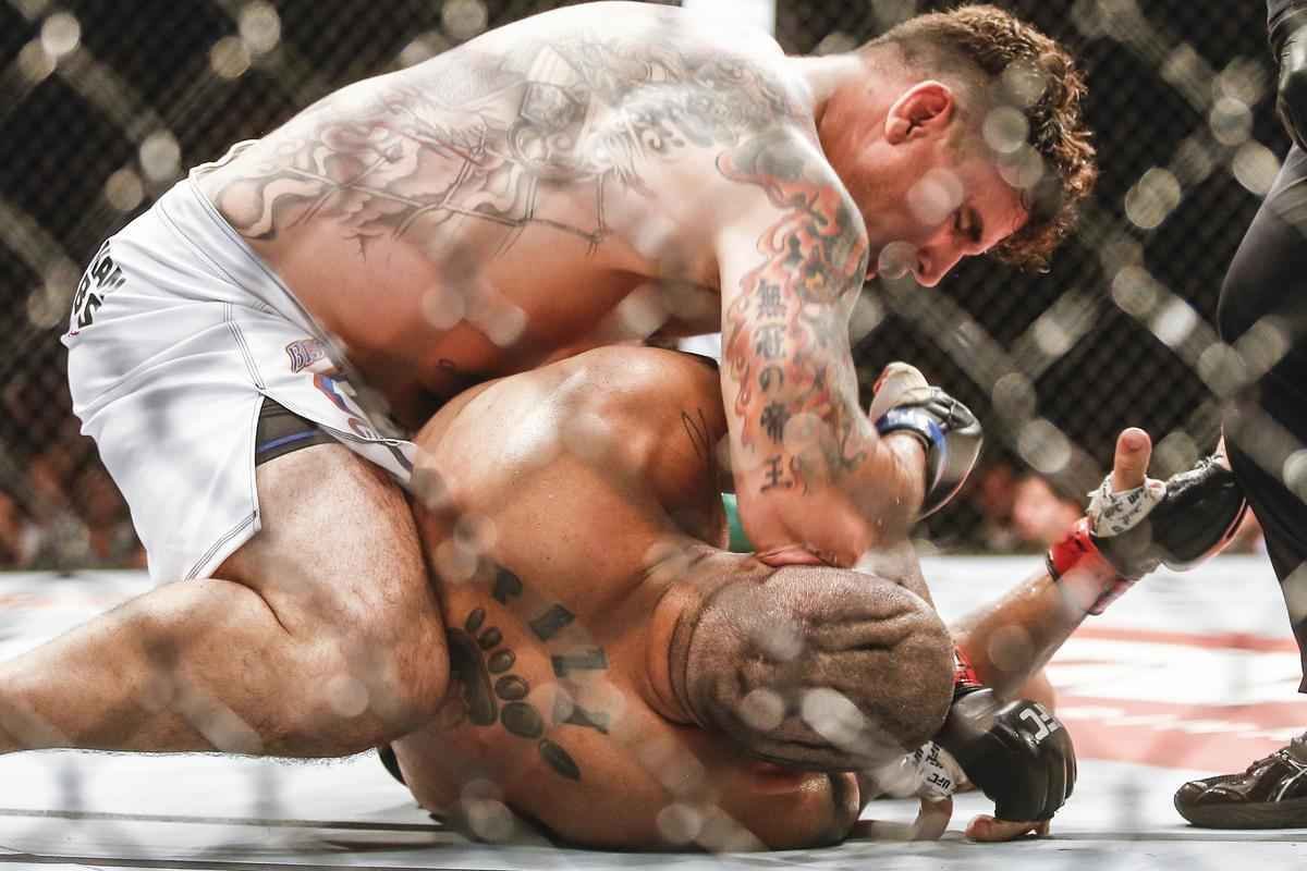 Veja imagens da derrota avassaladora de Antnio Pezo para Frank Mir