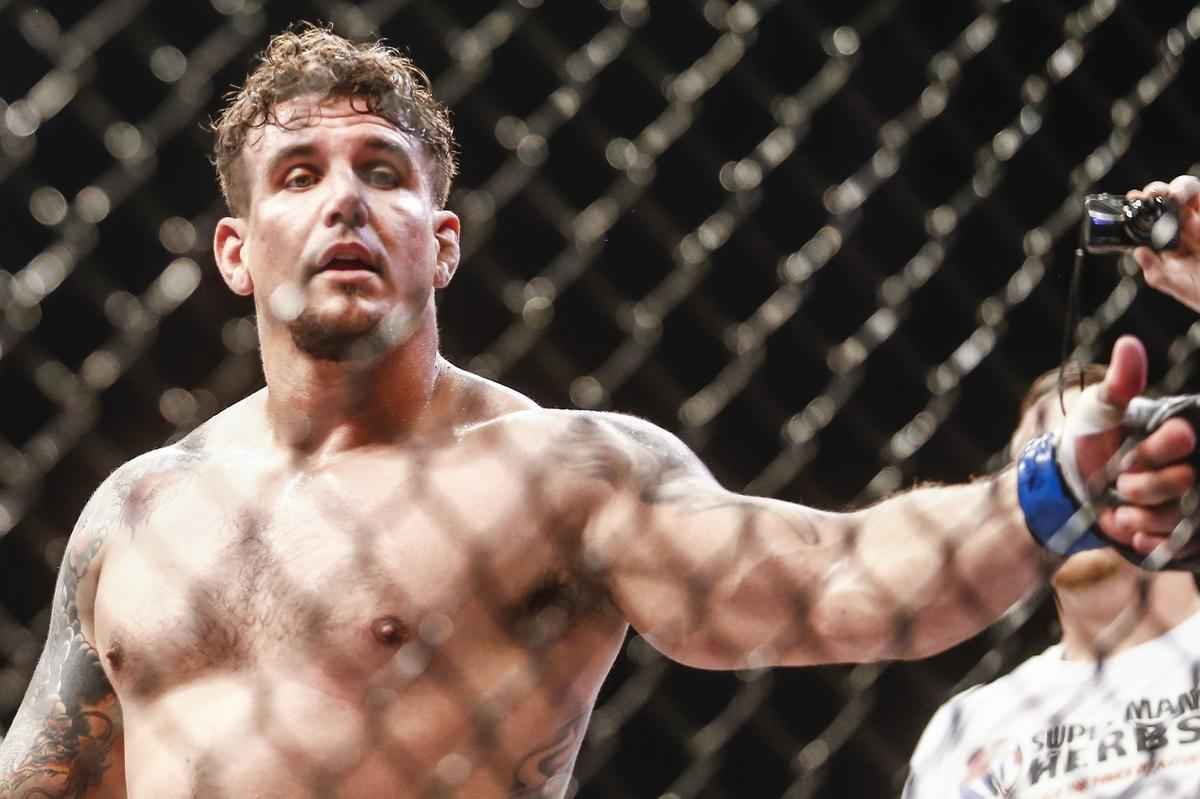 Veja imagens da derrota avassaladora de Antnio Pezo para Frank Mir