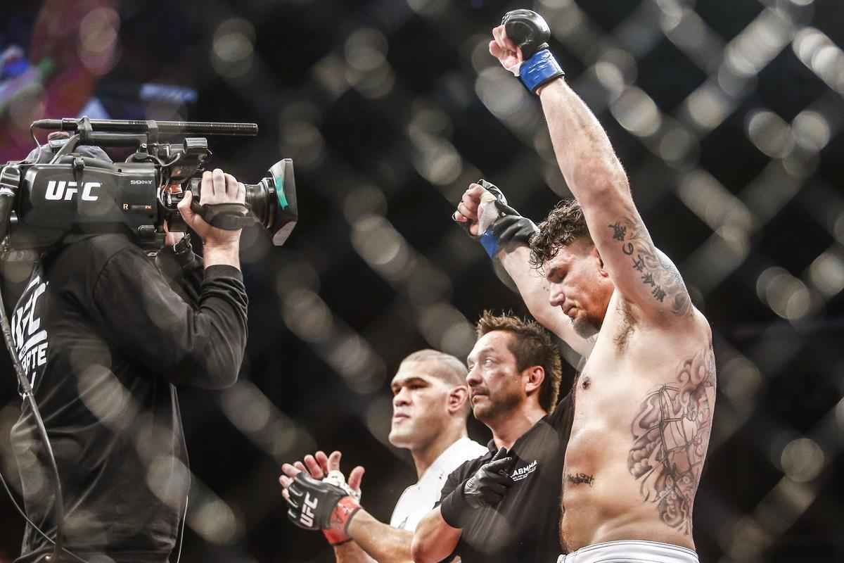 Veja imagens da derrota avassaladora de Antnio Pezo para Frank Mir