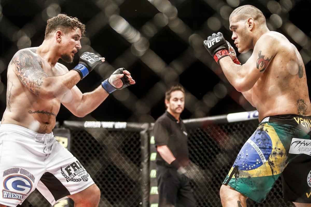 Veja imagens da derrota avassaladora de Antnio Pezo para Frank Mir