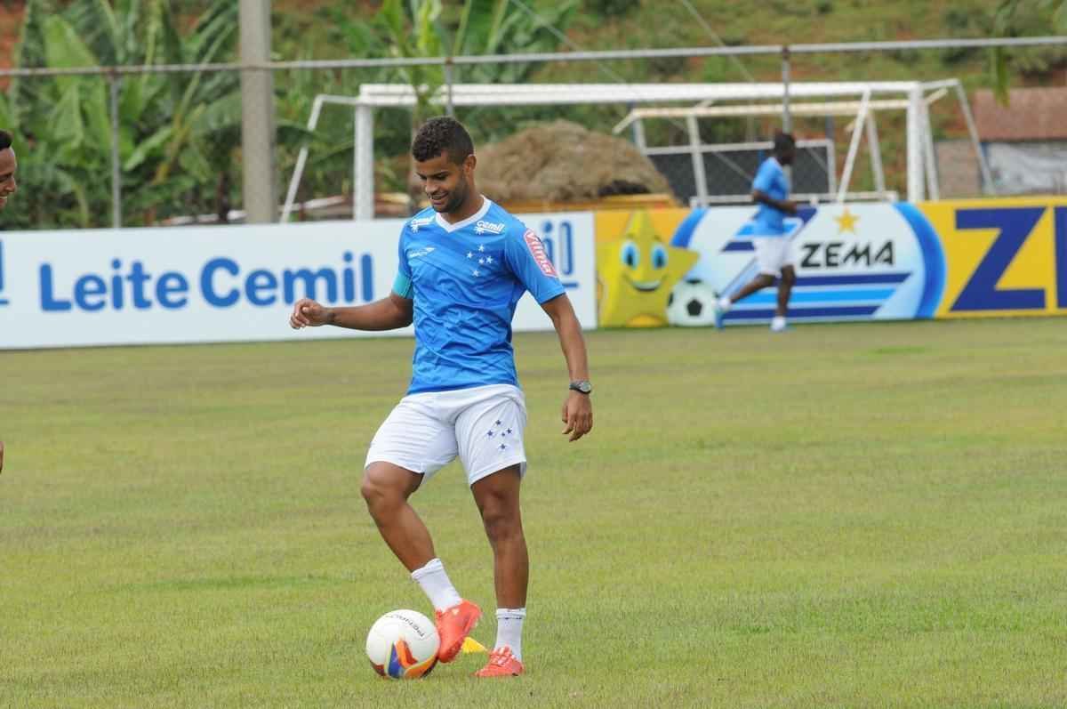 A delegao do Cruzeiro viajar para a Bolvia na manh desta tera-feira. No perodo da tarde, a equipe treinar no estdio Patria, em Sucre. O jogo contra o Universitrio, pela primeira rodada do grupo 3 da Libertadores, ser disputado a partir de 22h de quarta-feira.