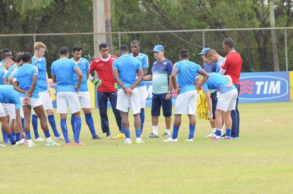 A delegao do Cruzeiro viajar para a Bolvia na manh desta tera-feira. No perodo da tarde, a equipe treinar no estdio Patria, em Sucre. O jogo contra o Universitrio, pela primeira rodada do grupo 3 da Libertadores, ser disputado a partir de 22h de quarta-feira.