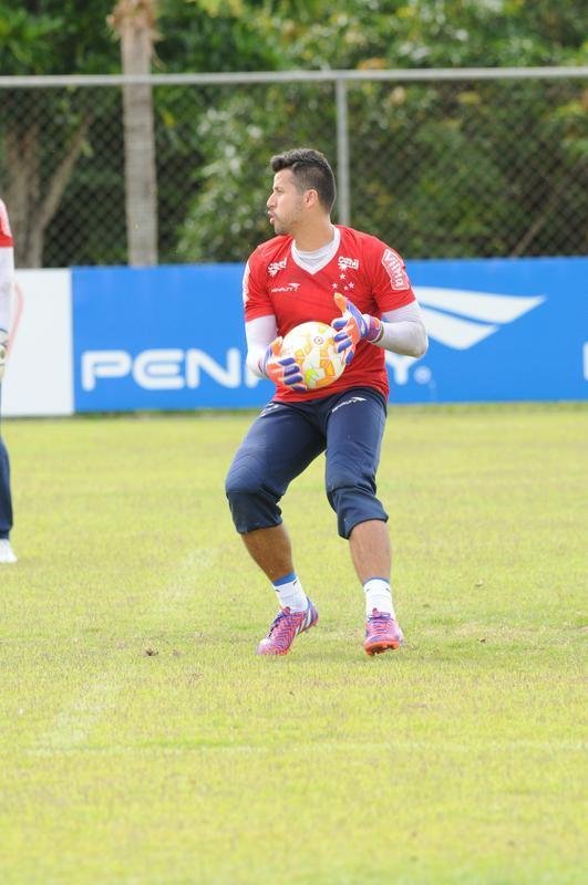 A delegao do Cruzeiro viajar para a Bolvia na manh desta tera-feira. No perodo da tarde, a equipe treinar no estdio Patria, em Sucre. O jogo contra o Universitrio, pela primeira rodada do grupo 3 da Libertadores, ser disputado a partir de 22h de quarta-feira.