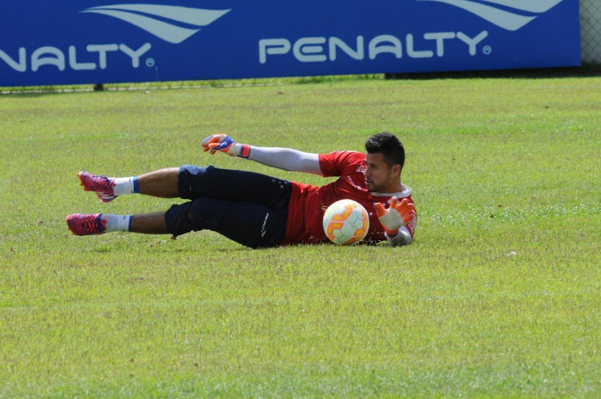 A delegao do Cruzeiro viajar para a Bolvia na manh desta tera-feira. No perodo da tarde, a equipe treinar no estdio Patria, em Sucre. O jogo contra o Universitrio, pela primeira rodada do grupo 3 da Libertadores, ser disputado a partir de 22h de quarta-feira.