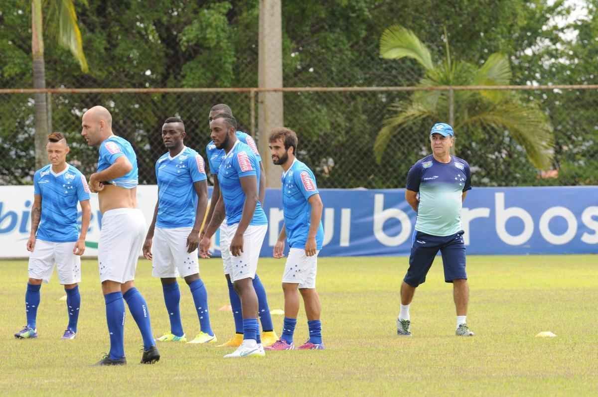 A delegao do Cruzeiro viajar para a Bolvia na manh desta tera-feira. No perodo da tarde, a equipe treinar no estdio Patria, em Sucre. O jogo contra o Universitrio, pela primeira rodada do grupo 3 da Libertadores, ser disputado a partir de 22h de quarta-feira.
