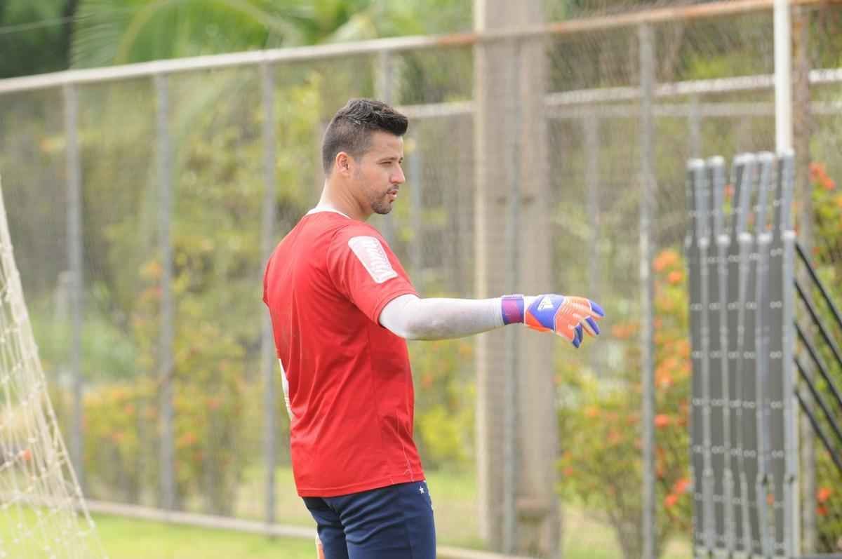 A delegao do Cruzeiro viajar para a Bolvia na manh desta tera-feira. No perodo da tarde, a equipe treinar no estdio Patria, em Sucre. O jogo contra o Universitrio, pela primeira rodada do grupo 3 da Libertadores, ser disputado a partir de 22h de quarta-feira.