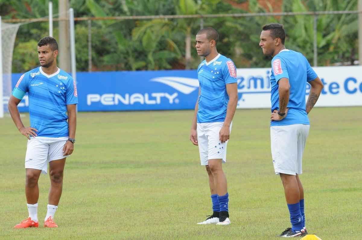 A delegao do Cruzeiro viajar para a Bolvia na manh desta tera-feira. No perodo da tarde, a equipe treinar no estdio Patria, em Sucre. O jogo contra o Universitrio, pela primeira rodada do grupo 3 da Libertadores, ser disputado a partir de 22h de quarta-feira.