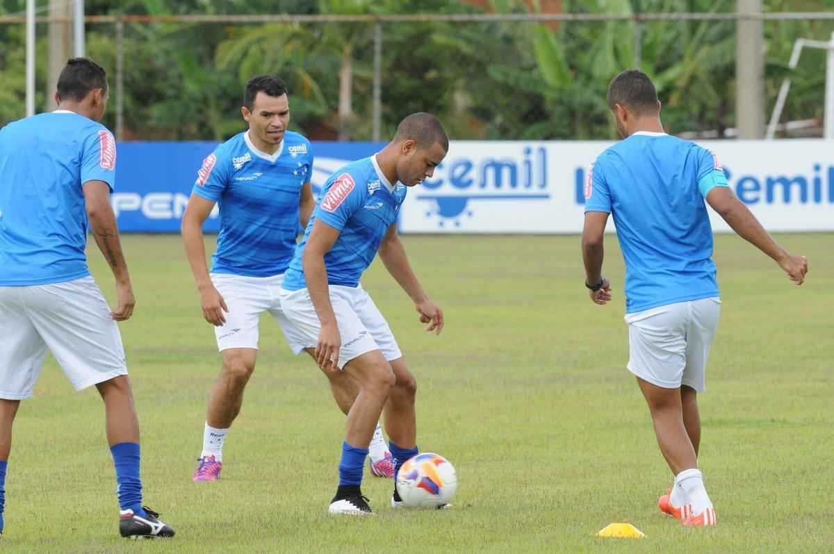 A delegao do Cruzeiro viajar para a Bolvia na manh desta tera-feira. No perodo da tarde, a equipe treinar no estdio Patria, em Sucre. O jogo contra o Universitrio, pela primeira rodada do grupo 3 da Libertadores, ser disputado a partir de 22h de quarta-feira.