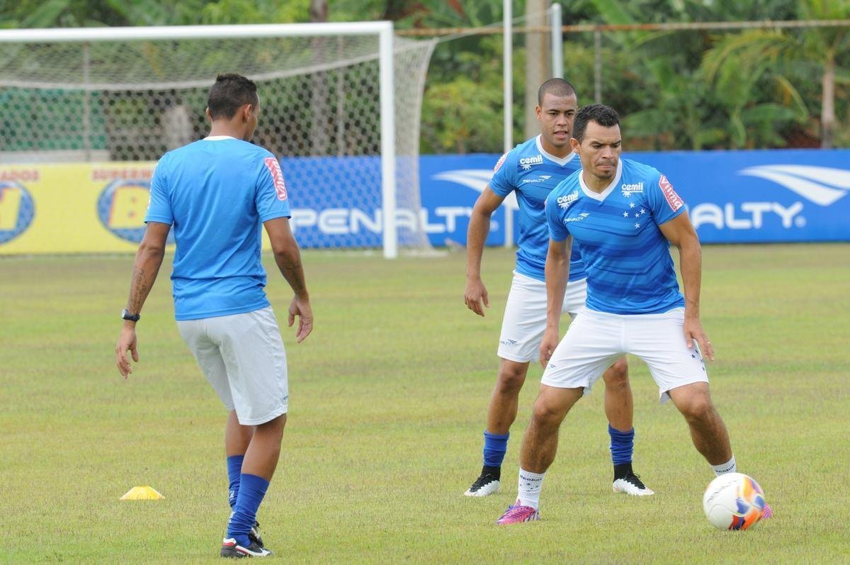 A delegao do Cruzeiro viajar para a Bolvia na manh desta tera-feira. No perodo da tarde, a equipe treinar no estdio Patria, em Sucre. O jogo contra o Universitrio, pela primeira rodada do grupo 3 da Libertadores, ser disputado a partir de 22h de quarta-feira.