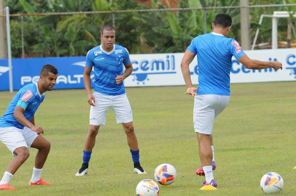 A delegao do Cruzeiro viajar para a Bolvia na manh desta tera-feira. No perodo da tarde, a equipe treinar no estdio Patria, em Sucre. O jogo contra o Universitrio, pela primeira rodada do grupo 3 da Libertadores, ser disputado a partir de 22h de quarta-feira.