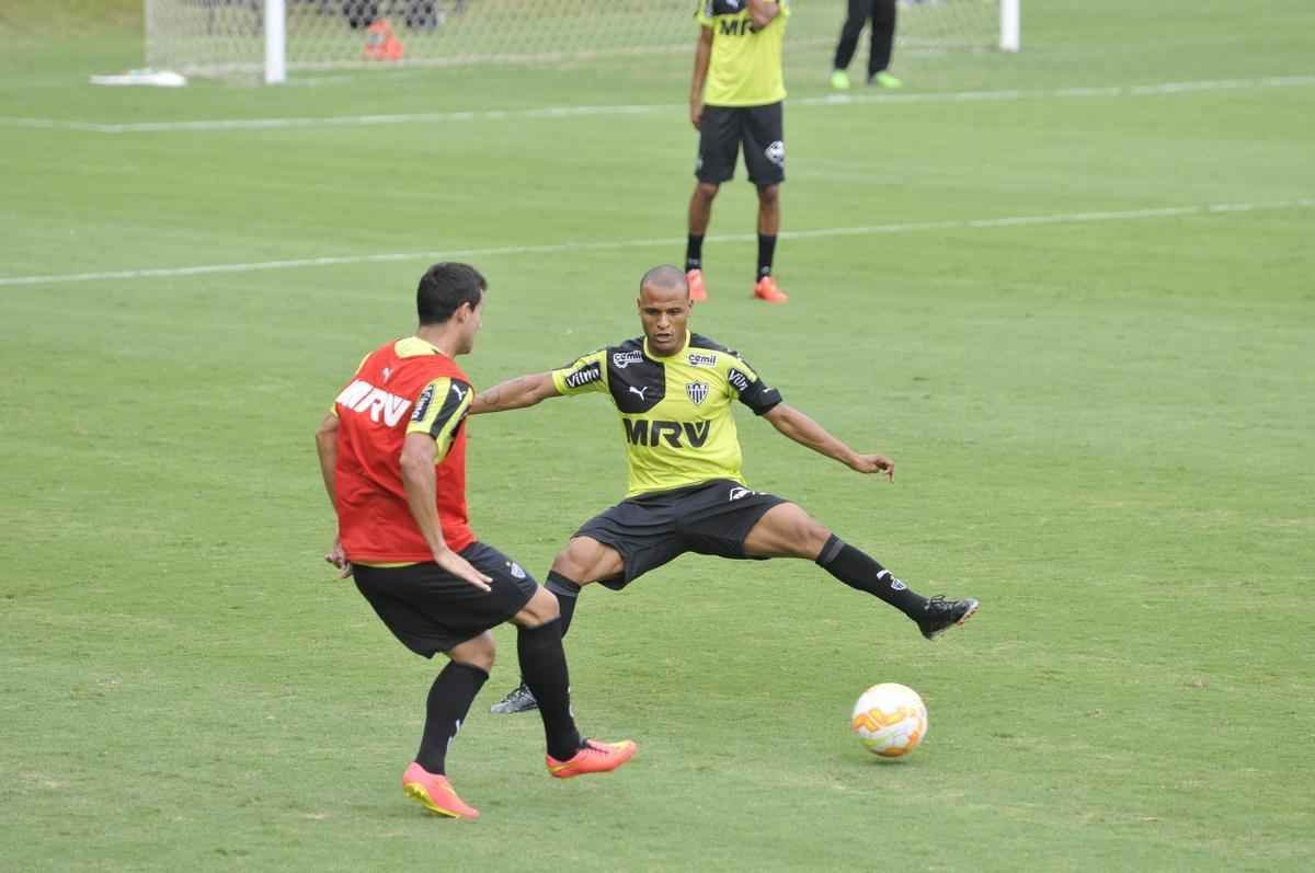 Treino desta tera-feira teve roupa nova e Lucas Cndido na lateral esquerda