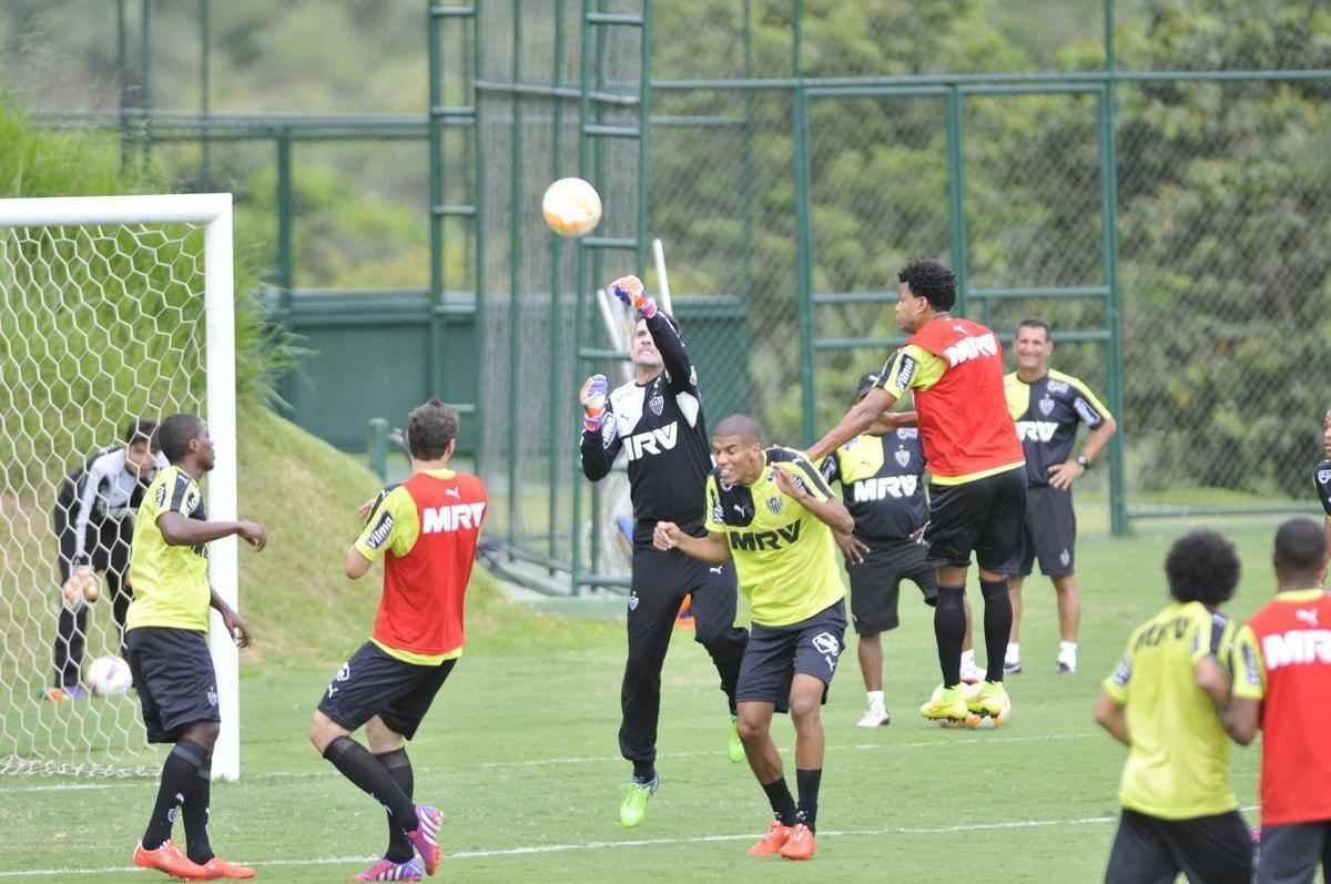 Treino desta tera-feira teve roupa nova e Lucas Cndido na lateral esquerda