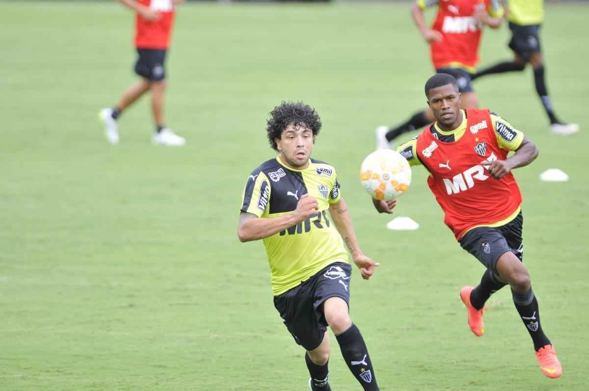 Treino desta tera-feira teve roupa nova e Lucas Cndido na lateral esquerda