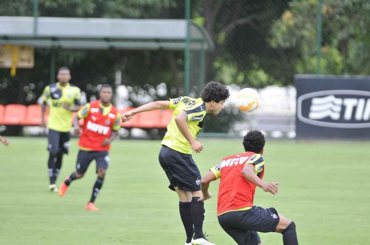 Treino desta tera-feira teve roupa nova e Lucas Cndido na lateral esquerda