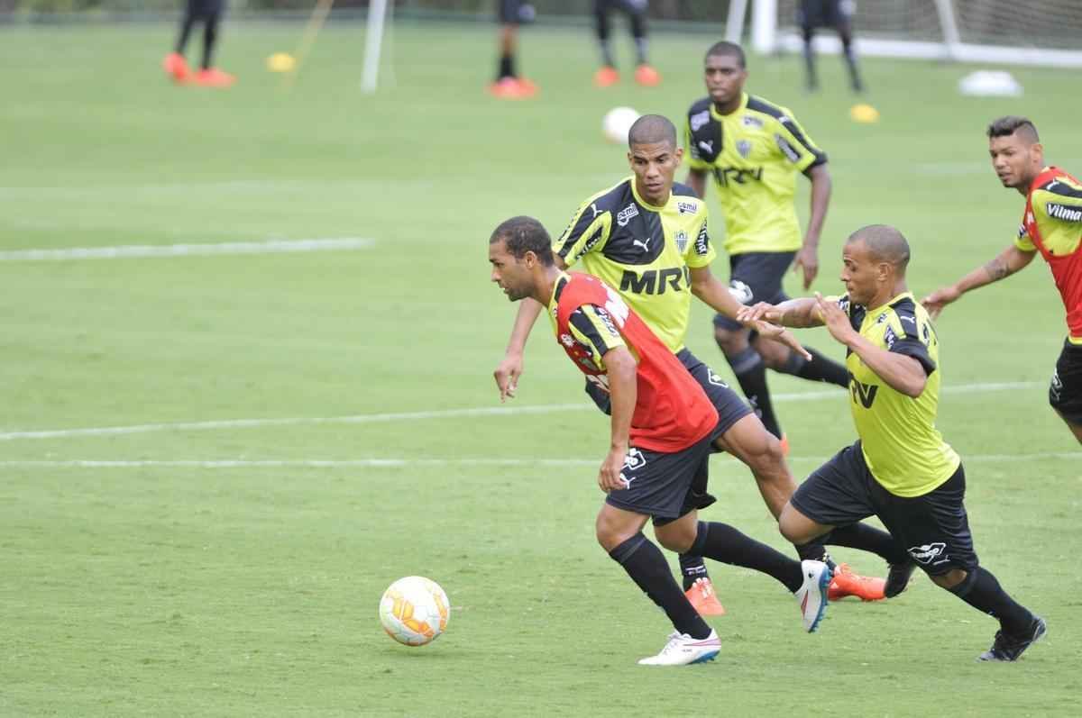 Treino desta tera-feira teve roupa nova e Lucas Cndido na lateral esquerda