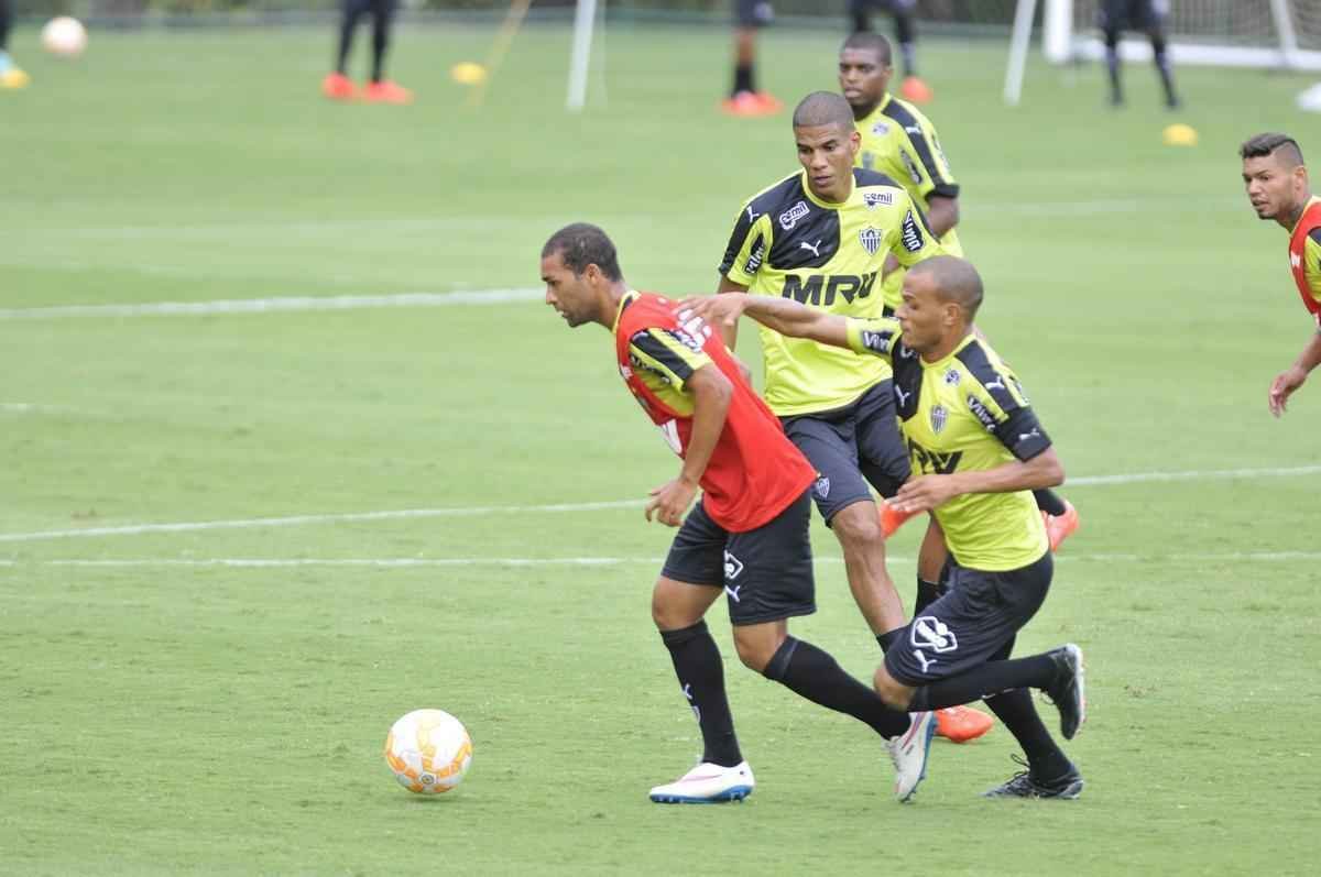 Treino desta tera-feira teve roupa nova e Lucas Cndido na lateral esquerda