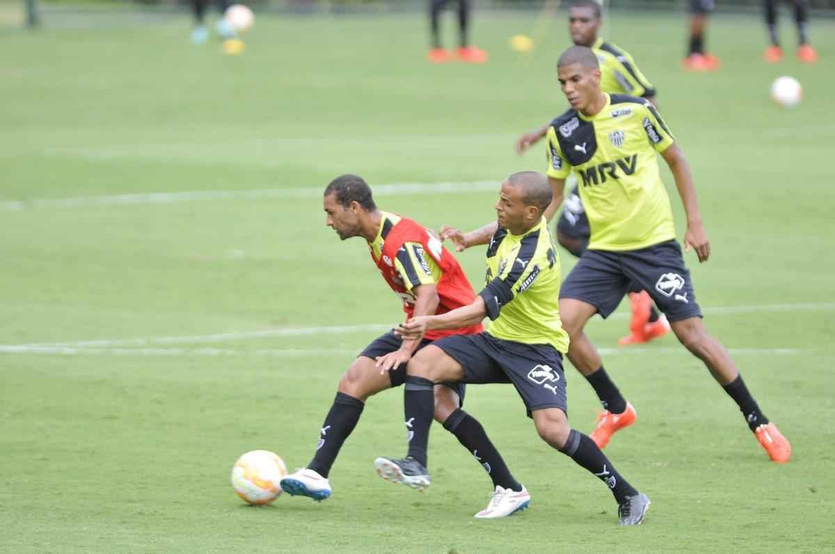 Treino desta tera-feira teve roupa nova e Lucas Cndido na lateral esquerda