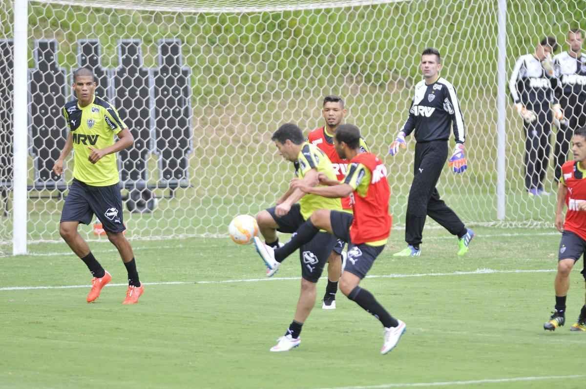 Treino desta tera-feira teve roupa nova e Lucas Cndido na lateral esquerda
