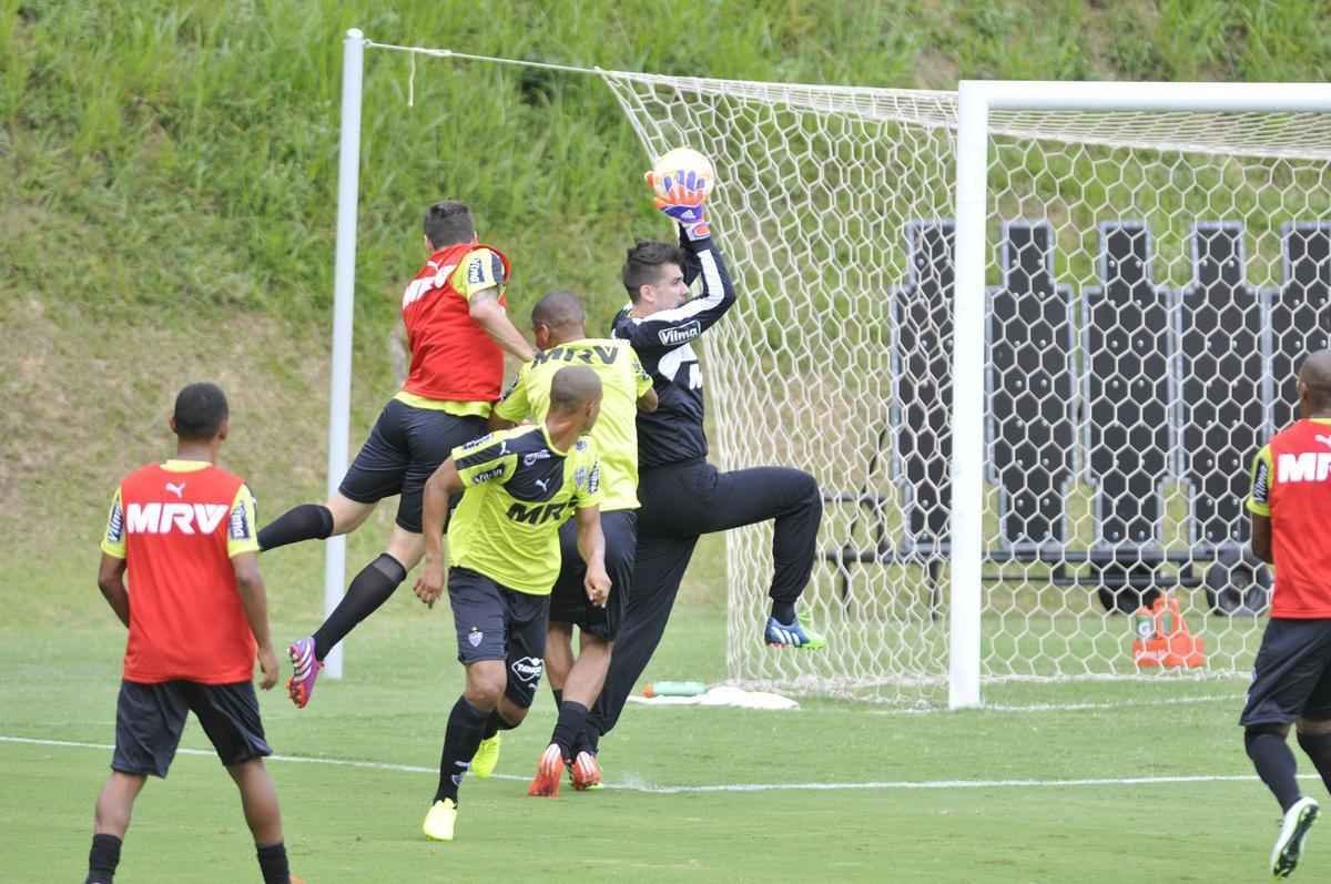 Treino desta tera-feira teve roupa nova e Lucas Cndido na lateral esquerda